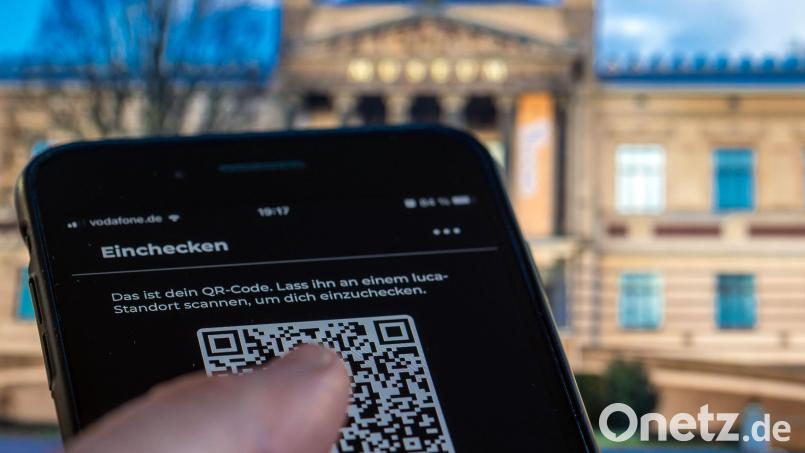 Das oft schon gewohnte Einchecken per App oder das Ausfüllen von Kontaktformularen entfällt ab Freitag größtenteils in Bayern. Symbolbild: Jens Büttner/dpa