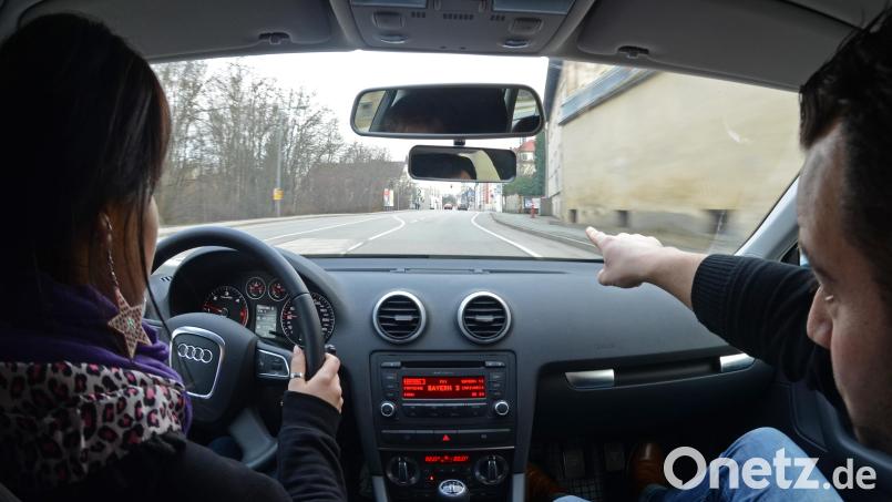 Anstellen zum Führerschein heißt es bei vielen Fahrschulen. Fahrlehrer arbeiten am Limit. Personal zu finden ist aber leichter gesagt als getan.. Archivbild: Armin Weigel/dpa