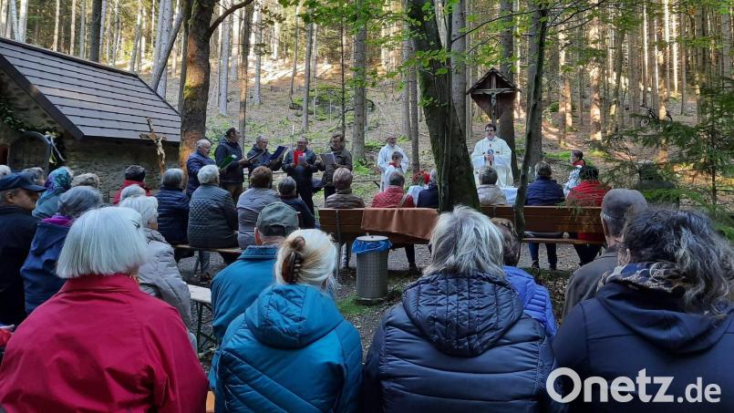 Zum Jubiläum wurde mit Pfarrer Wolfgang Dietz ein Festgottesdienst gefeiert. Bild: Birgit Schultes/exb