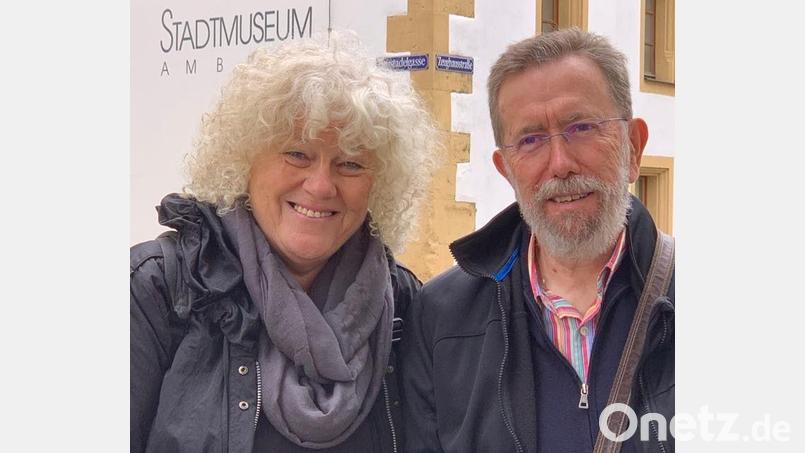 Elfie Wagner mit Didier Borde aus Périgueux, mit dem die Ambergerin vor 50 Jahren eine Brieffreundschaft begonnen hatte. Bild: Elfie Wagner/exb
