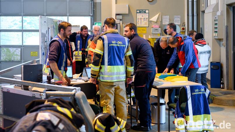 Das Einsatzteam in der Einsatzzentrale der Rettungsaktion im Grenzgebiet. Bild: Daniel Vogl/dpa