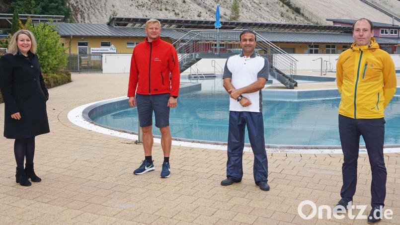 Ahmad Rezaee (Dritter von links) hat den beruflichen Aufstieg geschafft. Hierzu gratulierten ihm (von links): Silke Grimm (Arbeitsagentur), Andreas Gebhardt (Freizeitpark Monte Kaolino) und Ruben Höhn (Arbeitsagentur). Bild: Stephan-Park, Arbeitsagentur Schwandorf/exb