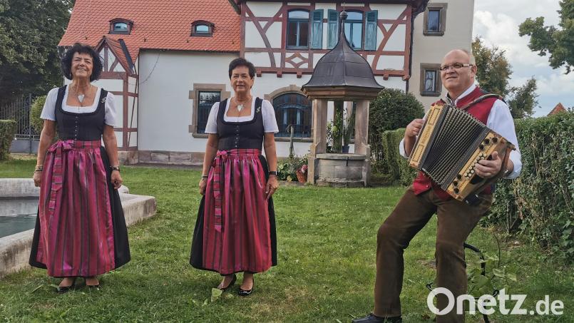 Seit knapp 60 Jahren stehen die Zupfer-Moidln Waltraud Neubauer-Zupfer und Renate Zupfer-Vilas (von links) für originelle Lieder aus der Oberpfalz. Gemeinsam mit ihrem musikalischen Begleiter Gerhard Reber (rechts) treten sie in der Sendung &quot;Musik und Gsang aus Franken&quot;, die erstmals am Sonntag um 20.15 Uhr gesendet wird, auf. Bild: Maximilian Albrecht
