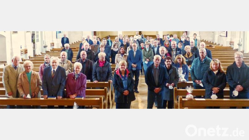 29 Paare kamen auf Einladung des Pfarrgemeinderats der katholischen Pfarrei zum Festgottesdienst in der Pfarrkirche. Bild: njn