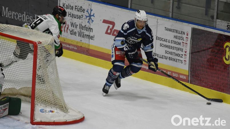Die Blue Devils treffen am Wochenende zu Hause auf den SC Riessersee (Freitag, 20 Uhr) und auswärts auf den EV Lindau (Sonntag, 18 Uhr). Das Bild zeigt Chad Bassen (rechts) beim 7:4-Heimsieg gegen den Höchstadter SC. Bild: gb