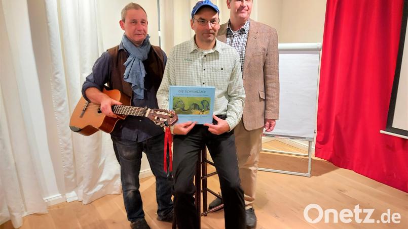 Sie bescherten dem Publikum im Seminarium im Murnthal einen kurzweiligen Kulturabend: (von links) Gitarrist Fredman Lill, Fotograf und Autor Josef Merkl sowie Gastgeber Jochen Martz. Bild: lg