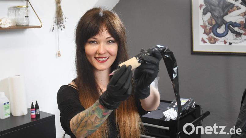 Moni Scharnagl und ihre Tätowiermaschine. Bild: Gabi Schönberger