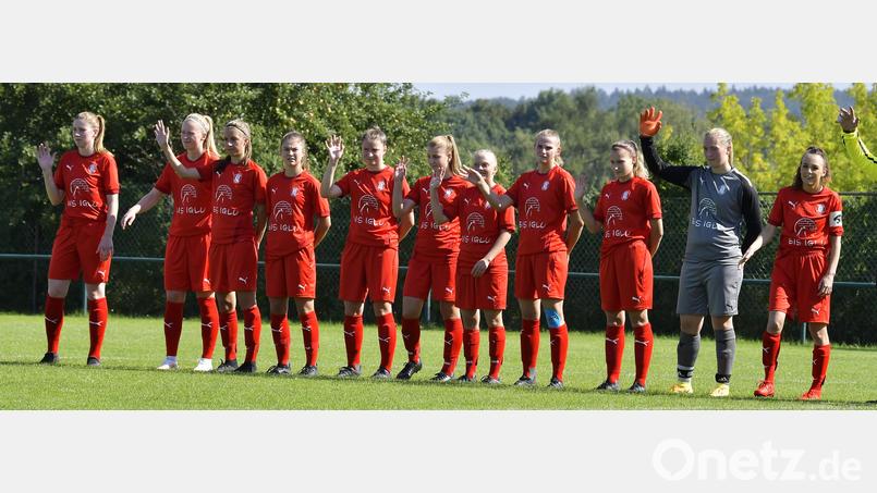 Die Fußballerinnen des TSV Theuern winken vor dem Spiel den Zuschauern zu. Am Samstag, 16. Oktober, erwartet die Mannschaft von Trainer Bernhard Müller den SC Regensburg zum Oberpfalzderby. Archivbild: Hubert Ziegler