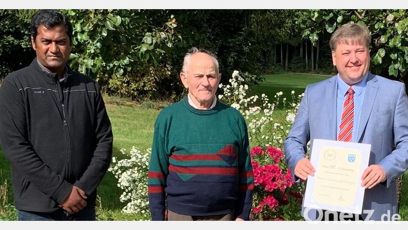 Pfarrvikar Thomas Sanikommula (links) und Bürgermeister Stefan Braun (rechts) gratulieren Leonhard Stepper zum 80. Geburtstag. Bild: Maria Stepper/exb