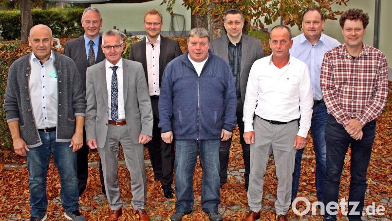 Die langjährigen Mitarbeiter mit Geschäftsführer Walter Beer (3. von links) und Aufsichtsratsvorsitzender Josef Arnold (2. von links) Bild: R. Kreuzer