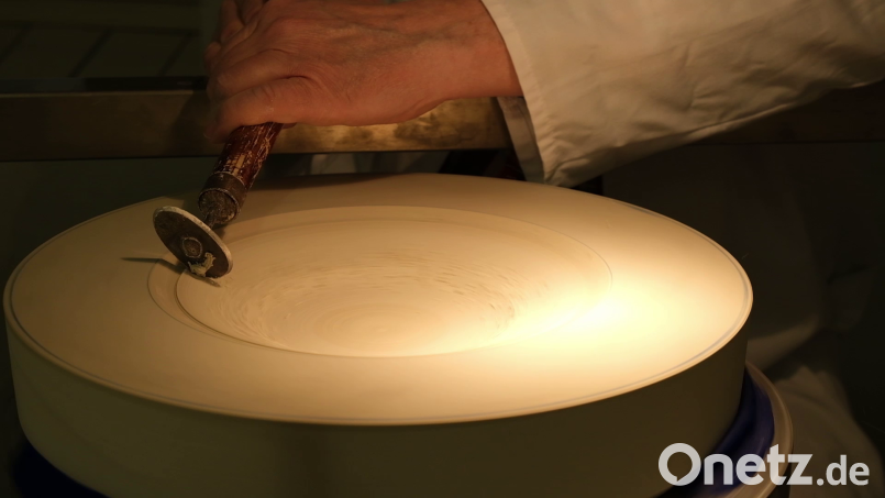 Porzellanmodelleur Günther Eckstein zeigt im Museum Mitterteich, wie Porzellanformen entstehen. Bild: hba