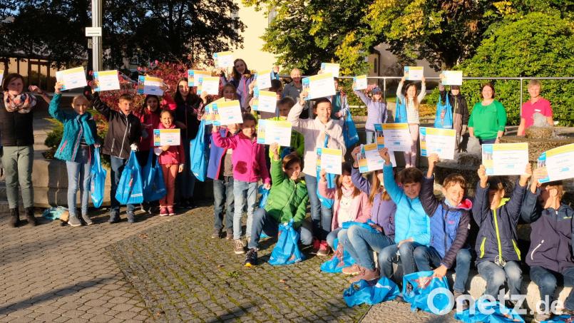 Sie alle hatten in den großen Ferien Lesespaß pur und wurden dafür mit Urkunden und Preisen geehrt. Bild: mab