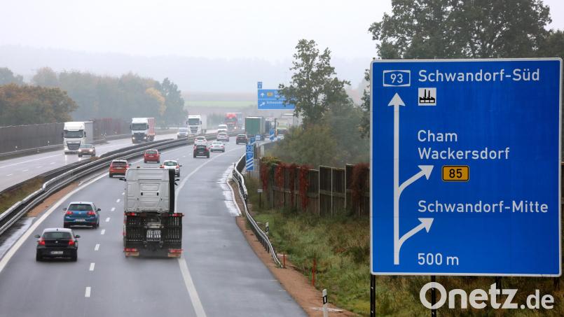 Wegen Bauarbeiten muss die Anschlussstelle Schwandorf-Mitte für rund zwei Wochen in beiden Richtungen gesperrt werden. Bild: Götz