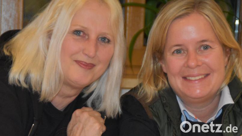 Zwei Vertreterinnen der nordoberpfälzer Kunstszene kündigten beim Heimatring Ausstellungen ihrer Vereine an: Martina Leithenmayr (links) und Silke Winkler vom Kunstverein. Bild: hcz