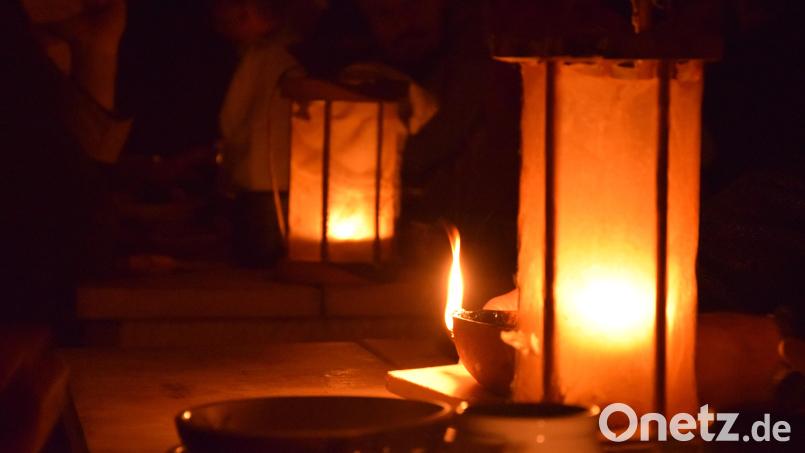 Im Feuerschein hat der Geschichtspark eine ganz besondere Atmosphäre. Bild: hba