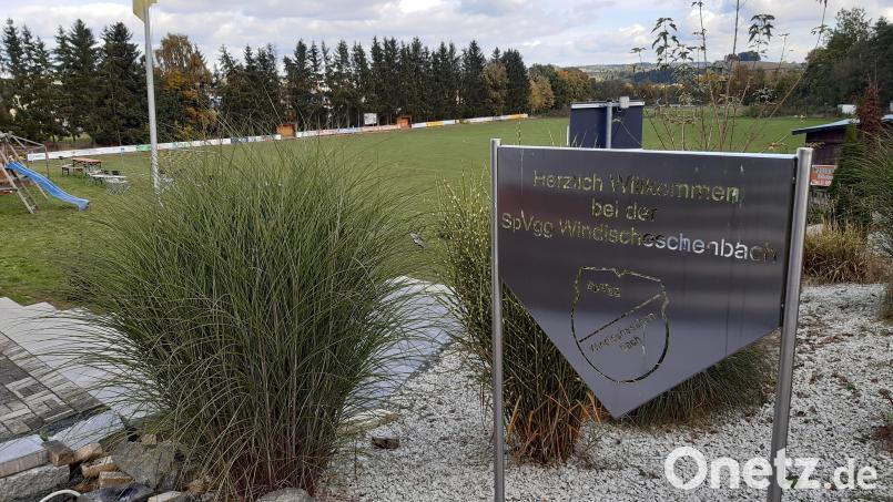 Damit die Kicker der SpVgg Windischeschenbach beim Training den Ball und ihren Gegner wieder sehen, braucht es eine neue Flutlichtanlage. Bild: SpVgg Windischeschenbach/exb