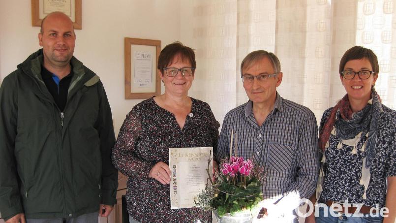 Gruppenbild mit einem neuen und Gesicht (von links) der seit Oktober im Landkreis tätige Garten-Fachberater Markus Fuchs, Vereins-Jubilarin Irene Kopp, Vorsitzender Heinz Pickel und Fachberaterin Michaela Basler.