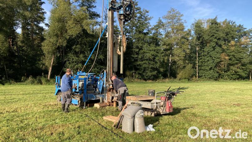 Landwirt Hubert Meiler mit dem Bohrteam von Tennet im September 2021. Der Störnsteiner hatte die Firma nur mit einer Duldungsanordnung der Bundesnetzagentur auf seine Wiese gelassen. Bild: ca
