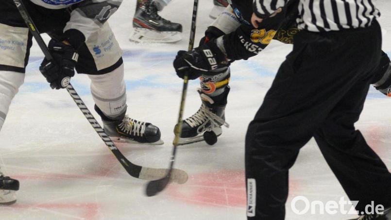 Zwei Eishockeyspieler beim Bully. Am Freitag dürfen die Amberger jedoch nicht ran, das Spiel in Schweinfurt wurde abgesagt. Symbolbild: Andreas Brückmann