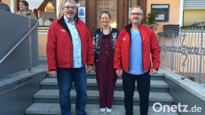Katja Ertl (Mitte) gratulierte Wolfgang Kurzendorfer (rechts) und Tom Hiltl (links) zur Wiederwahl. Bild: Katja Ertl/exb