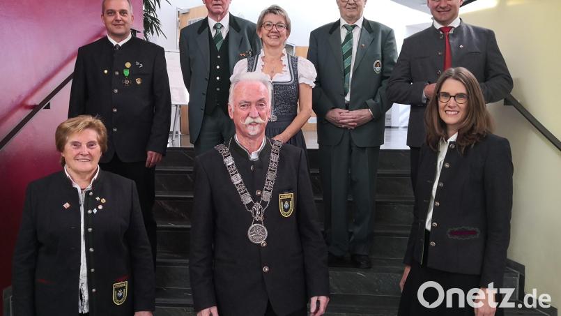 Das OSB Präsidium mit den Vizepräsidenten Herta Zeiler und Wolfgang Bauer, Ehrenpräsident Günter Dinnebier, Präsident Franz Brunner, Landesdamenleiterin Christa Weigl, Ehrenpräsident Herbert Stattnik, Landrat Thomas Ebeling und Landesschatzmeisterin Karin Merl (v. links). Bild: dl