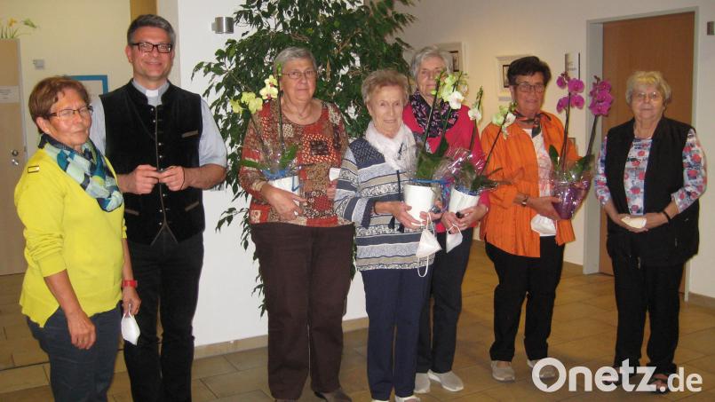 Die Frauenbundvorsitzende von St. Konrad, Kornelia Ballach, und Pfarrer Michael Jakob gratulierten den Vereinsjubilrarinnen Johanna Ibler, Maria Purschke, Mathilde Göbl und Monika Streber, die die KDFB-Bezirksvorsitzende Irene Zeller (von links) geehrt hat. Bild: ads