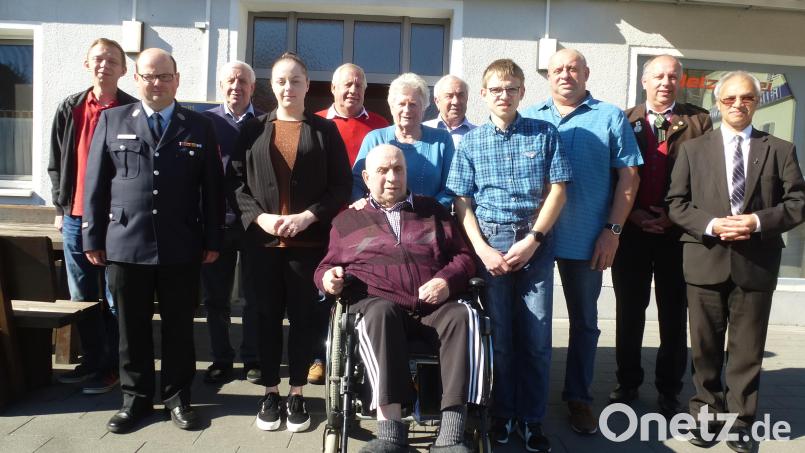 Der &quot;Miedl-Hans&quot; hat sich seine positive Lebenseinstellung bewahrt. Mit seiner Familie gratulieren drei Brüder, Pfarrer Varghese Puthenchira und Vereinsvertreter. Bild: bk