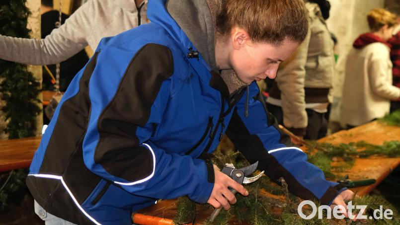 Die Vorbereitungen auf die Fronberger Kirwa sind in vollem Gange. Die Jugendlichen sind fleißig mit dem Reiserschneiden beschäftigt. Bild: Hirsch