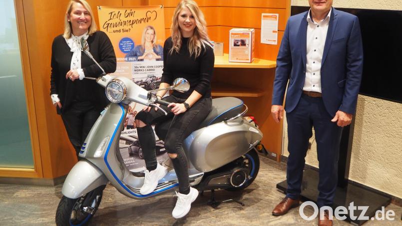 Die Freude war riesig, als Manfred Eller und Regina König die Schlüssel für den schmucken Vespa-Elektroroller stellvertretend an Tochter Sandra Brütting übergaben. Nach ein paar Runden auf dem Parkplatz vor der Bank brauste sie Richtung Metzlasreuth davon. Bild: wmi