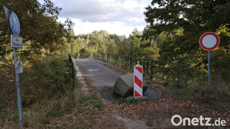 Die Bahnbrücke in Scheibe ist schon seit längerem für den Fahrzeugverkehr gesperrt. Bild: Mathias Wachsmann/exb
