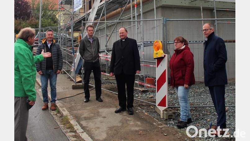 Architekt Günther Lenk (links) erläuterte den aktuellen Stand des Projekts (von rechts) Bürgermeister Roman Schäffler, Kindergartenleiterin Kerstin Dilling, Pfarrer Heribert Stretz, Kirchenverwaltungsmitglied Christian Bodner sowie Bauamts-Sachbearbeiter Stefan Gaßler. Bild: stg