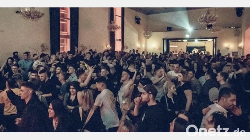 Es wirkt beinahe verboten, doch seit Freitag ist es wieder erlaubt: Party wie hier im Casino-Saal in Amberg Bild: lsc