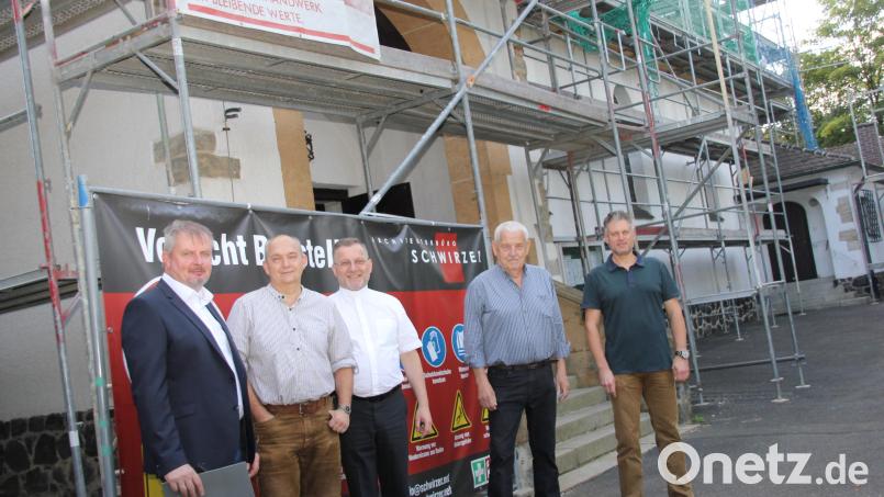 Nachdem die Planungen für die Sanierung der Barbarakirche in Luitpoldhöhe gelaufen sind, konnten heuer die notwendigen Sanierungsmaßnahmen an Dach und Fassade in Angriff genommen werden, erklärten Architekt Heinrich Schwirzer, Michael Graubmann (Kirchenverwaltung), Bauherr Dekan Markus Brunner (St. Georg), Kirchenpfleger Hans Senft und Christian Beck (Kirchenverwaltung). Bild: ads