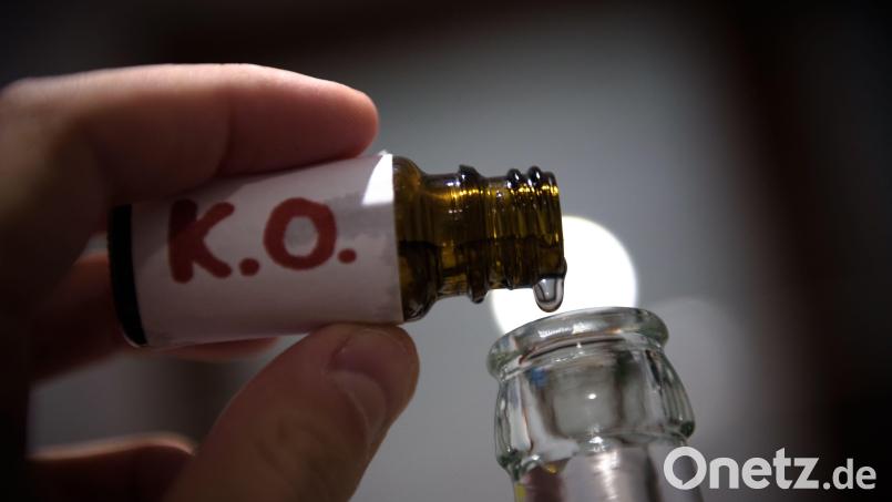 Ein Mann füllt in der gestellten Szene mehrere &quot;K-o.-Tropfen&quot; in eine Bierflasche. Symbolbild: Nicolas Armer