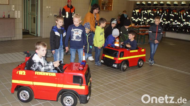 Mit den elektrisch betriebenen Mini-Feuerwehrautos konnten die Kinder schon einmal die ersten Einsatzfahrten üben. Bild: mmj