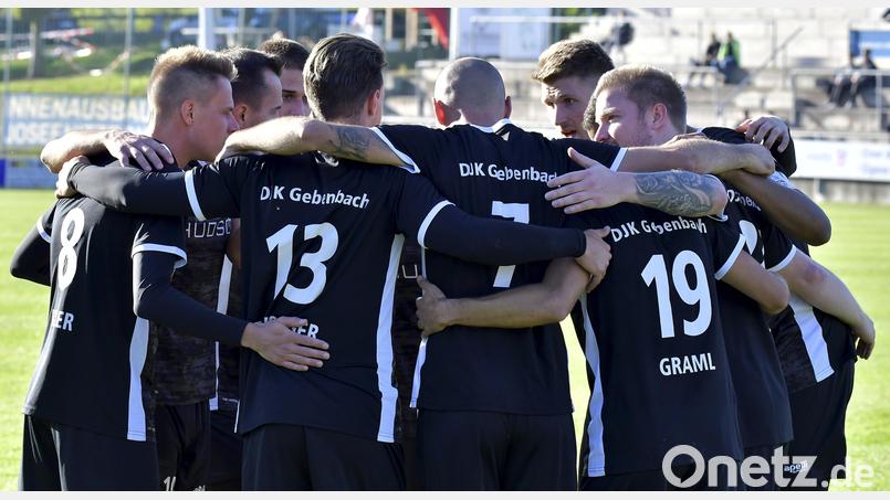 Auch nach außen sichtbar als Einheit präsentierte sich die DJK Gebenbach im ersten Spiel unter Trainer Kai Hempel. Nach dem 3:1-Sieg gegen Abtswind soll nun beim Würzburger FV gleich nachgelegt werden. Bild: Hubert Ziegler