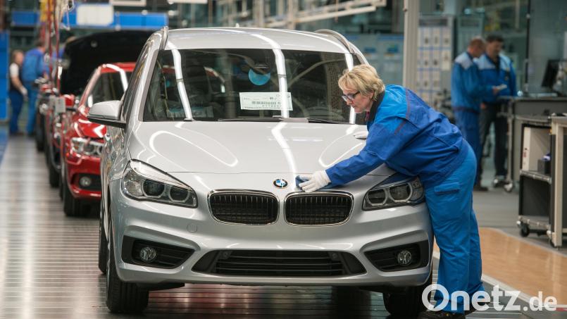 Bei BMW in Regensburg standen in diesem Jahr wegen des Materialsmangels die Bänder still. Symbolbild: Armin Weigel/dpa