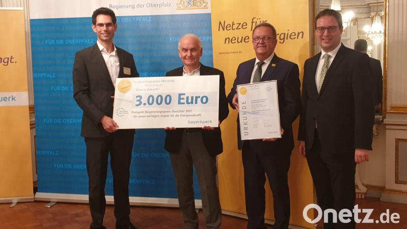 Hans-Jürgen Frey (Zweiter von links) nahm die Auszeichnung für den Solarenergie-Förderverein Amberg entgegen. Bayernwerk-Vertreter Markus Leczycki (von links), Bürgermeister Martin Preuß und Regierungsvizepräsident Florian Luderschmid gratulierten. Bild: gib