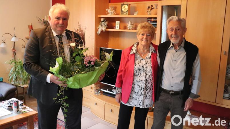 Zweiter Bürgermeister Peter Gold (links) gratulierte Gerlinde und Günther Eixner persönlich zu ihrem Ehejubiläum. Bild: Stadt Tirschenreuth/exb