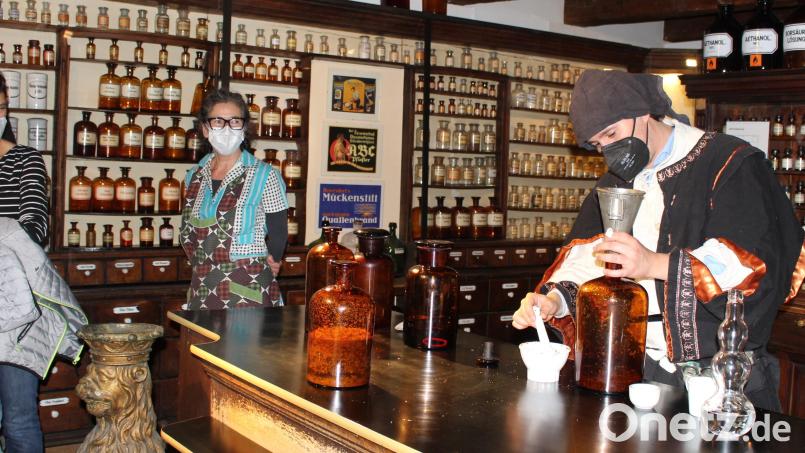 Dieser Alchemist ist kein Scharlatan: Noch immer mischt Dr. Robert Winkler Medikamente in seiner modernen Apotheke. Für die Zeitreise zurück nutzte er Utensilien der Adler-Apotheke. Bild: Dagmar Williamson