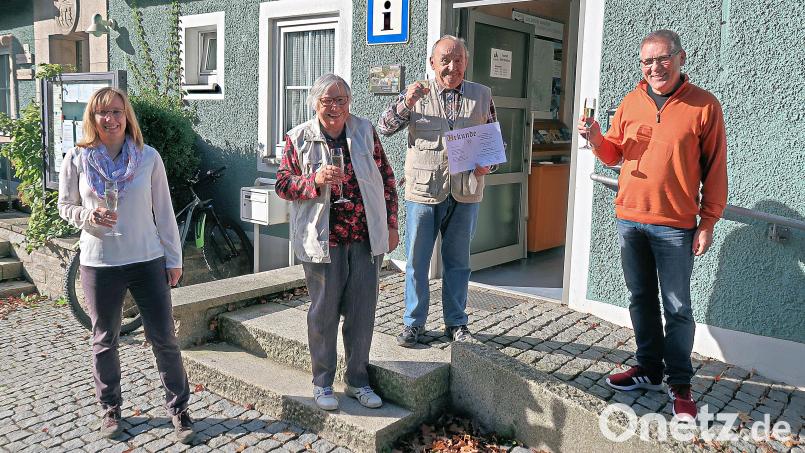 Mit einem Gläschen Sekt stießen Tourist-Info-Leiterin Melanie Höfer (links) und Bürgermeister Oskar Schuster (rechts) mit Edith und Günter Halt (Mitte) auf das 20. Urlaubsjubiläum an. Bild: bsc
