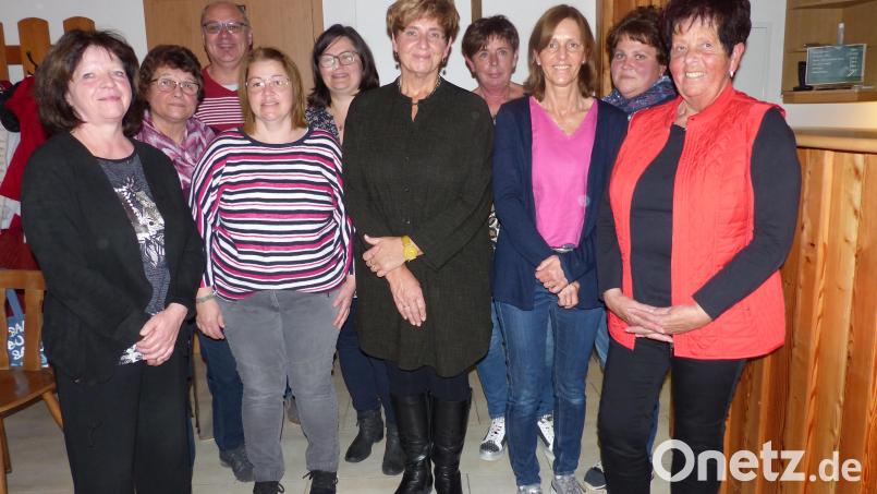 Frauengruppen-Vorsitzende Martina Maier (Fünfte von rechts) wird künftig von Vizevorsitzender Manuela Weißenburger (Vierte von rechts), Schriftführerin Christa Brünsch (rechts), Schatzmeisterin Anita Kleber (links) und fünf Beisitzerinnen unterstützl. Bild: sl