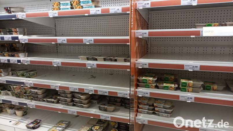 Im „Sainsbury´s“ in Matlock, Filiale einer großen Handelskette , ist das Kühlregal mit den Fertiggerichten nahezu leer. Es fehlt Personal in der Lebensmittelproduktion.. Bild: Harald Herrle/exb