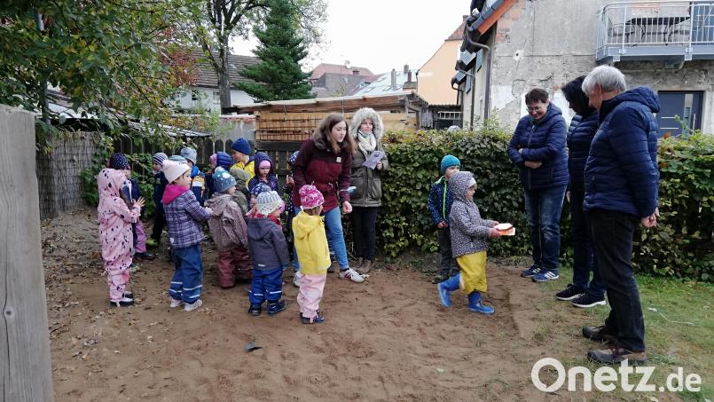 Mit Schaufeln, Spaten und Rechen pflanzte die Tigergruppe vom Kindergarten Li-La-Löhle Bild: Kindertagesstätte Kemnath/exb