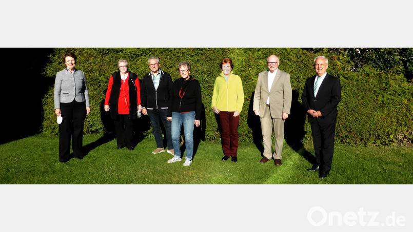 Barbara Lerch (links) und Bürgermeister Helmut Voit (rechts) beglückwünschten die neuen Vorstandsmitglieder Elisabeth Greger (von links), Hans-Peter Schmidt, Heidi Schmidt, Helga Steinbruckner und Bernd Steinbruckner zu ihren Ämtern. Bild: VdK Nagel/exb