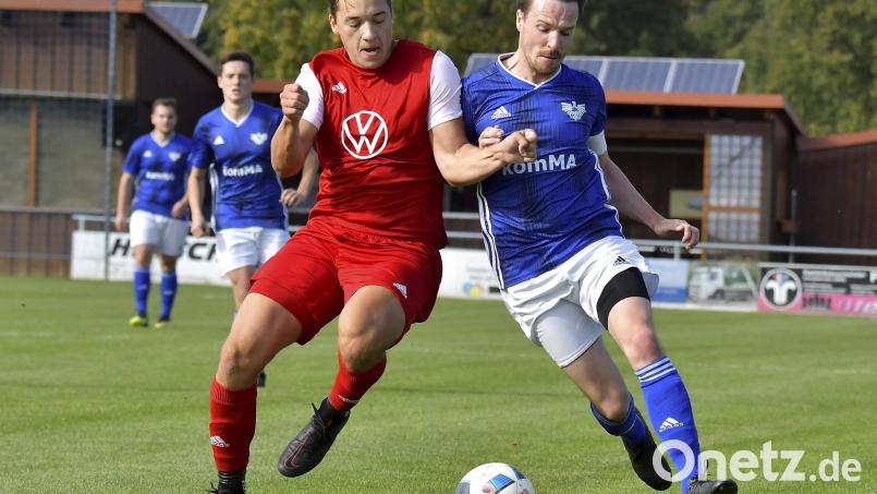 Schulter an Schulter dem Hinrundenende in der Fußball-Bezirksliga Nord entgegen: Die Vorrunde war für die DJK Ensdorf (rechts Fabian Westiner) ernüchternd. Vor dem letzten Spiel stehen nur drei Punkte auf der Habenseite. Archivbild: Hubert Ziegler