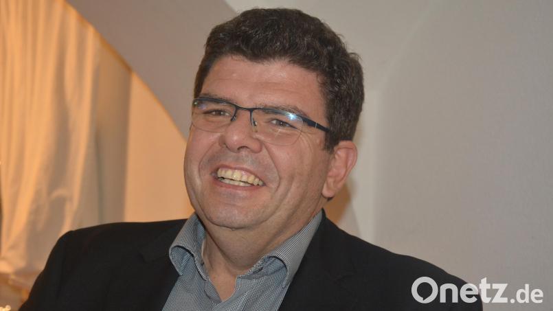 BRK-Kreisgeschäftsführer Holger Schedl sicherte der Konnersreuther Nachbarschaftshilfe die Unterstützung des BRK-Kreisverbandes zu. Bild: jr
