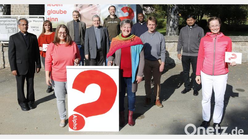 In den Pfarreien Waldsassen und Krummennaab beginnen parallel zwei Alpha-Glaubenskurse. Im Bild das Organisationsteam mit (vorne, von links) Katrin Oppitz, Andrea Weiß, Nicole Katsikis (dahinter, von links) Pater James, Elfriede Schwarzmeier, Pfarrer Besold, Pfarrer Strigl, Jörg Oppitz, Pfarrvikar Timon, Udo Spandel, Pater John. Bild: Nicole Katsikis/exb