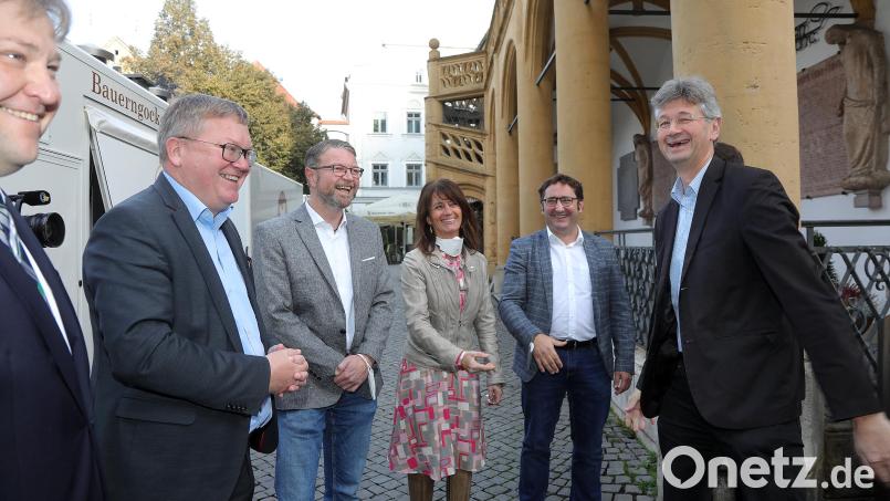 Statt auf den Bauernmarkt ging es für Kultusminister Michael Piazolo (rechts) nach seiner Ankunft in Amberg ins Rathaus zum Gespräch mit Lokalpolitikern, die offen ihre Meinung sagten. Bild: Wolfgang Steinbacher