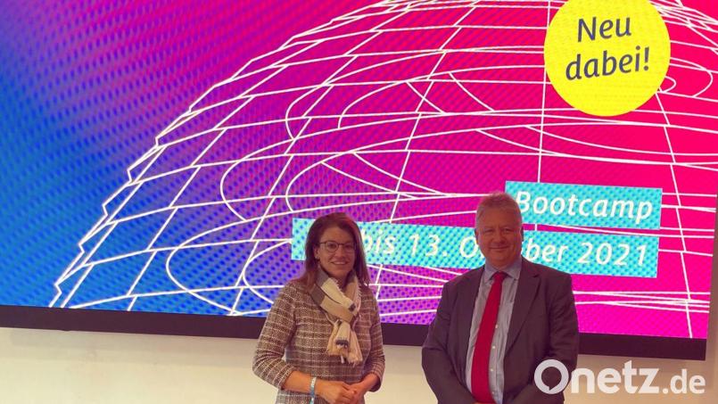 Die Schwandorfer Bundestagsabgeordnete Martina Englhardt-Kopf (CSU) mit dem Präsidenten des Bundesnachrichtendienstes, Bruno Kahl. Bild: Martina Englhardt-Kopf
